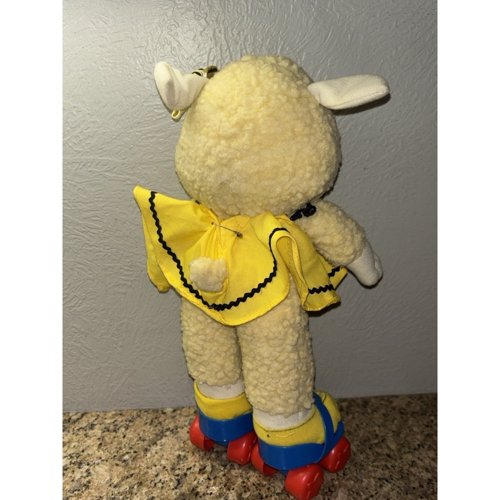 Vintage 1984 Tomy The Get Along Gang Woolma Lamb Plush Skates Soft Toy Original - Picture 2 of 2